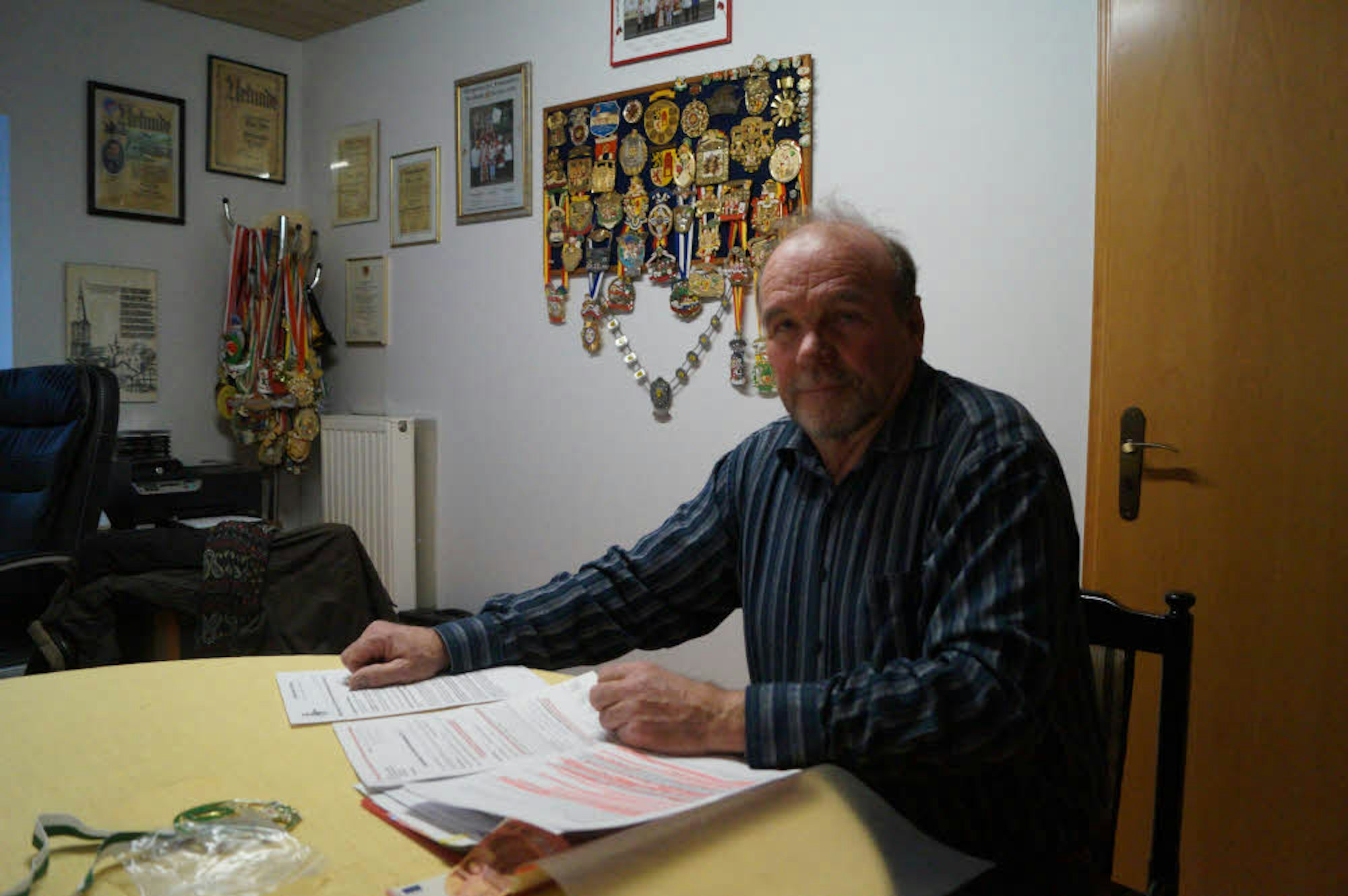 Mit der Organisation des Rosenmontagszuges in Kerpen sei viel Bürokratie verbunden, berichtet Zugleiter Klaus Jahn.
