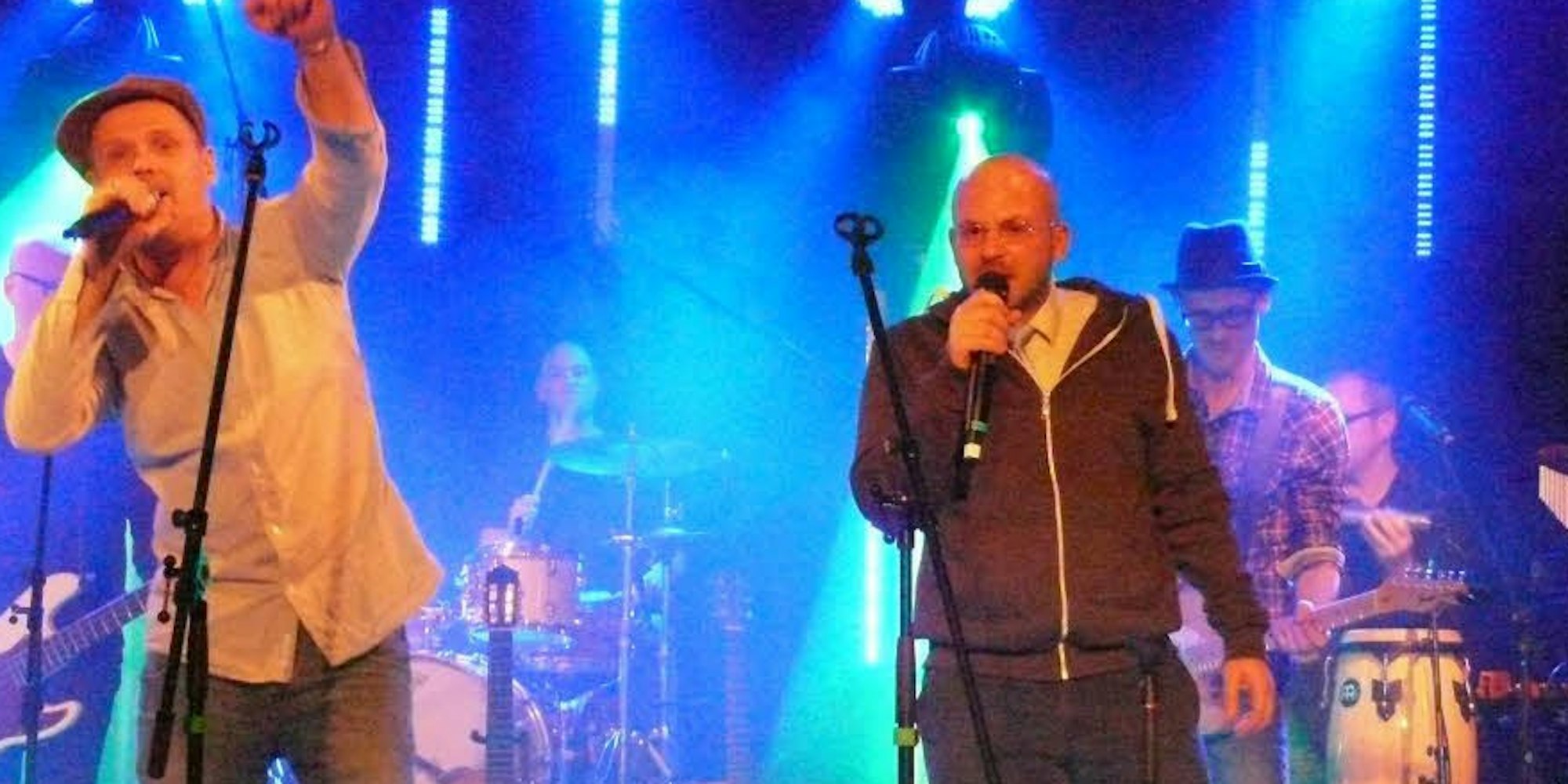 Singer-Songwriter Guido Kremer (l.) rockte die Bühne in wechselnden Konstellationen.