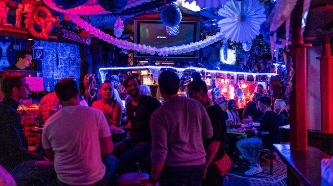 Partygäste sitzen im Kölner Club Klapsmühle