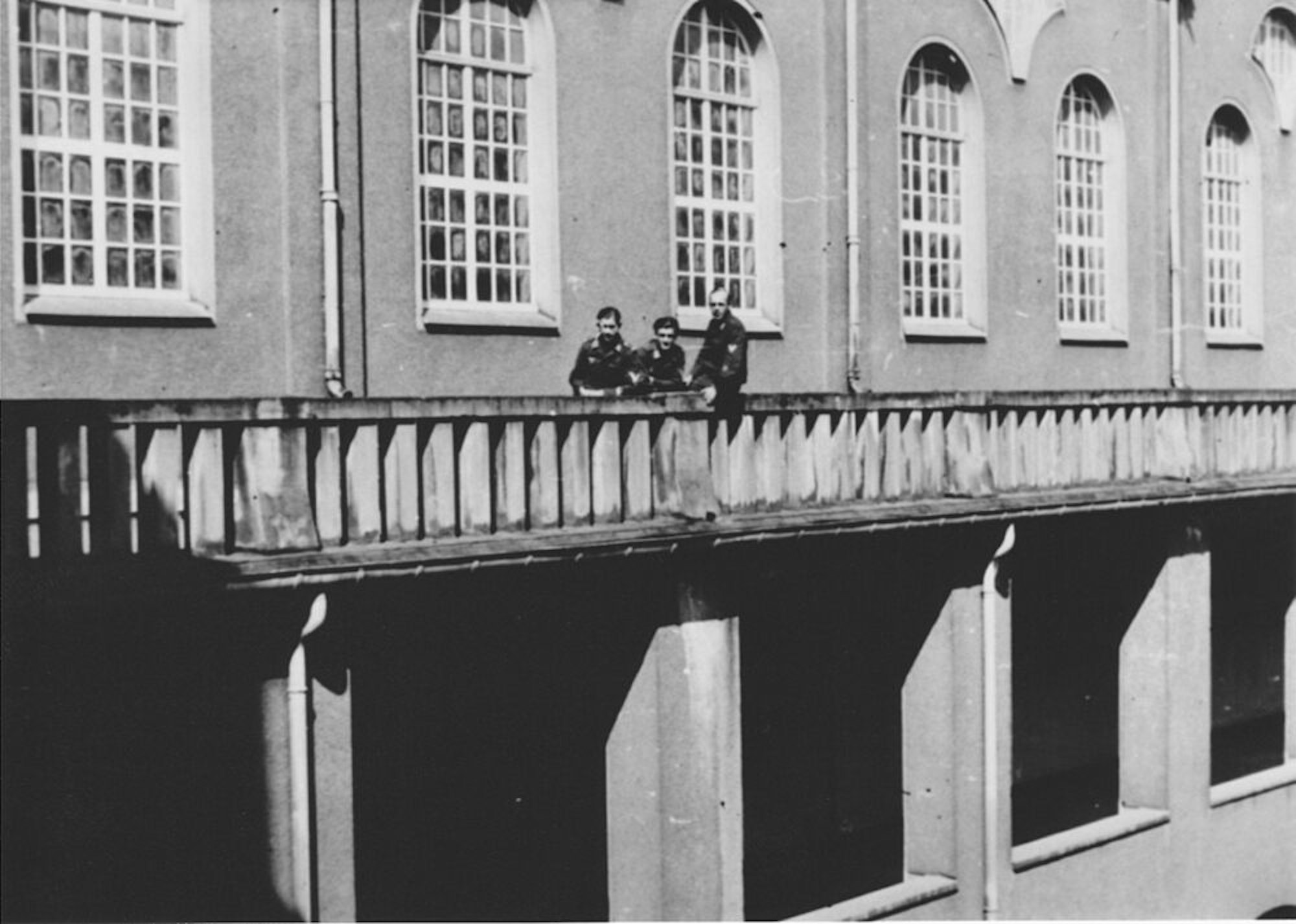 Drei der Soldaten stellten sich für das Foto auf einem Balkon am Gebäude des Missionshauses auf.