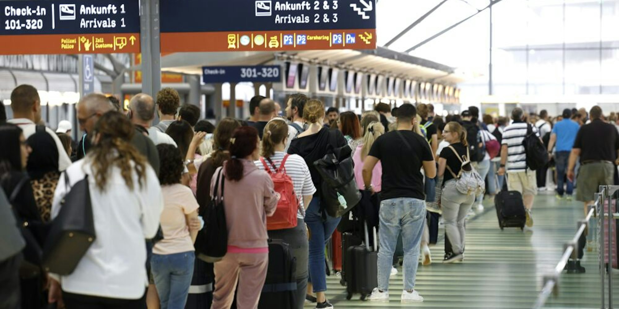Schon im Sommer hatten die Passagiere teilweise mehrere Stunden am Flughafen Köln/Bonn für die Abfertigung angestanden.
