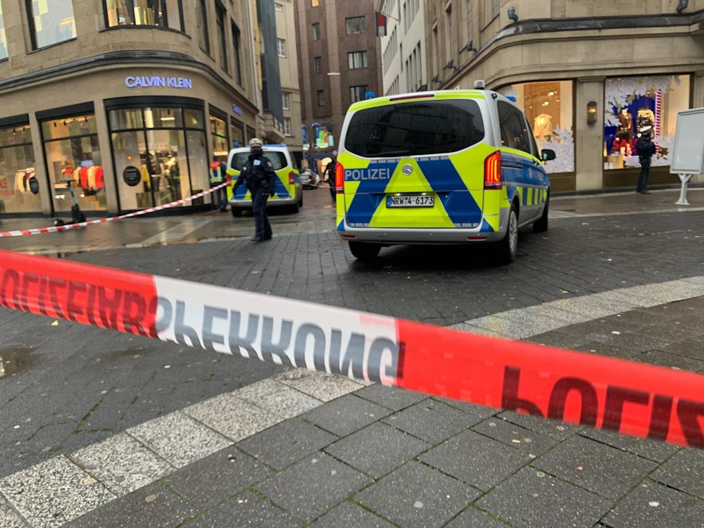 Die Polizei vor einem Juweliergeschäft in Düsseldorf, in das eingebrochen wurde.