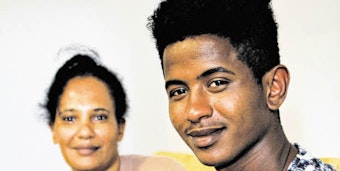 Hermon (r.) und seine Mutter leben in einem Hotel, das für die Unterbringung von Flüchtlingen genutzt wird