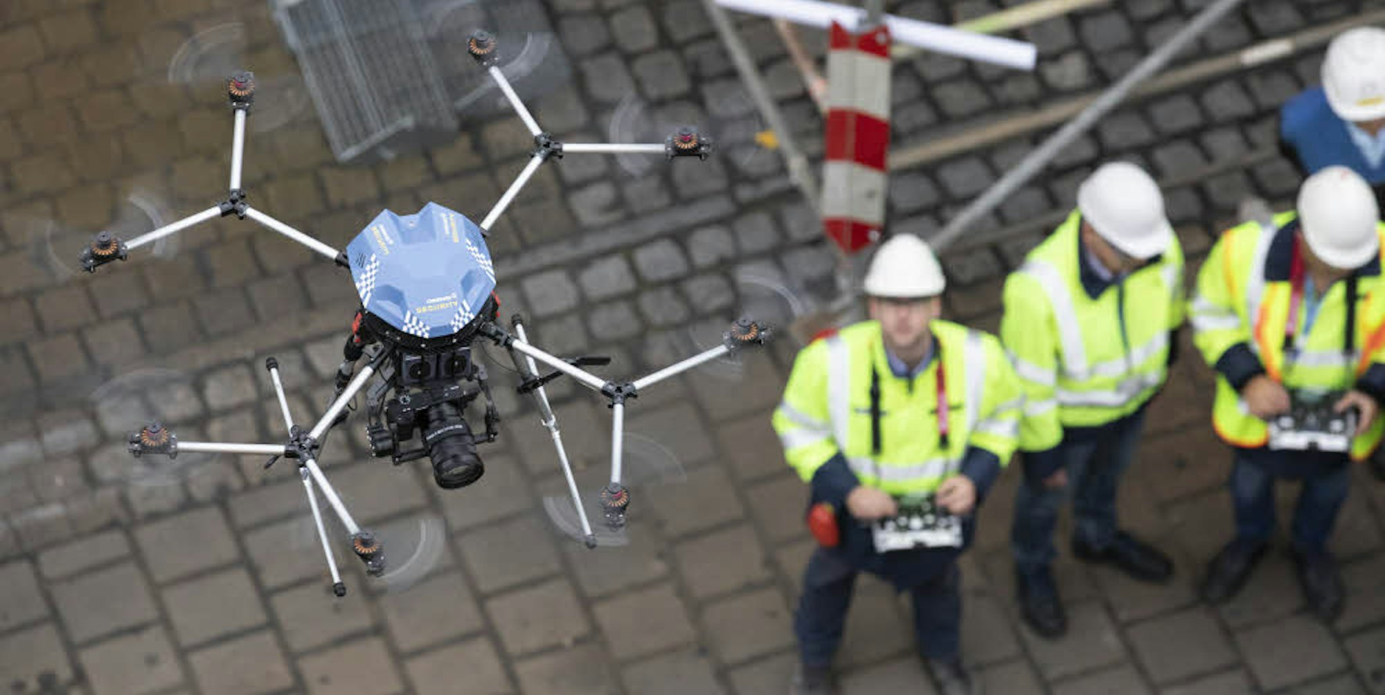 Nie wieder aufs Gerüst: Eine Drohne mit Kamera hilft bei Covestro, Rohrleitungen zu inspizieren.