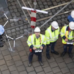 Nie wieder aufs Gerüst: Eine Drohne mit Kamera hilft bei Covestro, Rohrleitungen zu inspizieren.