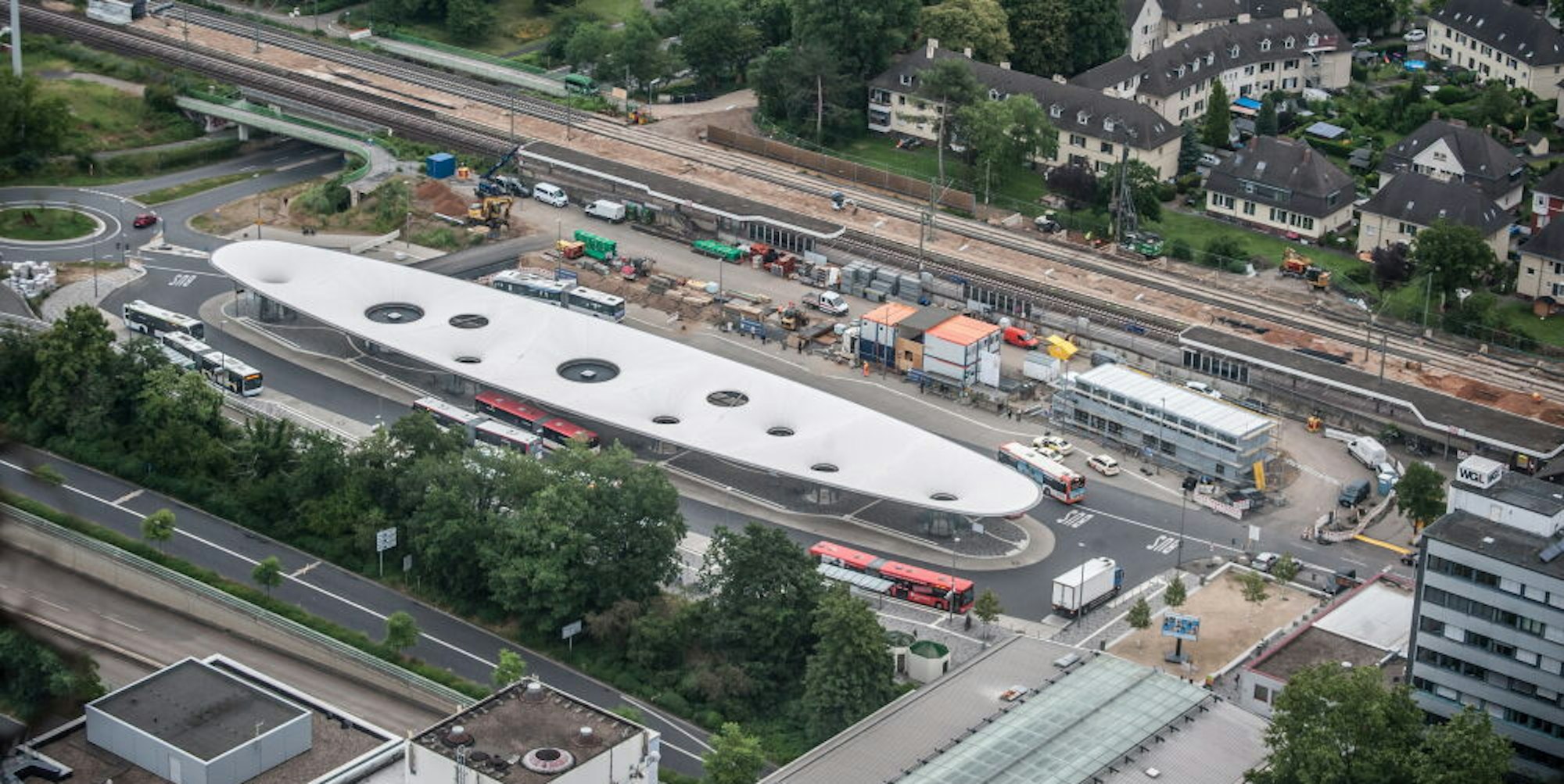An den Bahnsteigen und Gleisen im Bahnhof Leverkusen-Mitte wird rund um die Uhr gearbeitet. Ein Containerdorf ist davor entstanden.