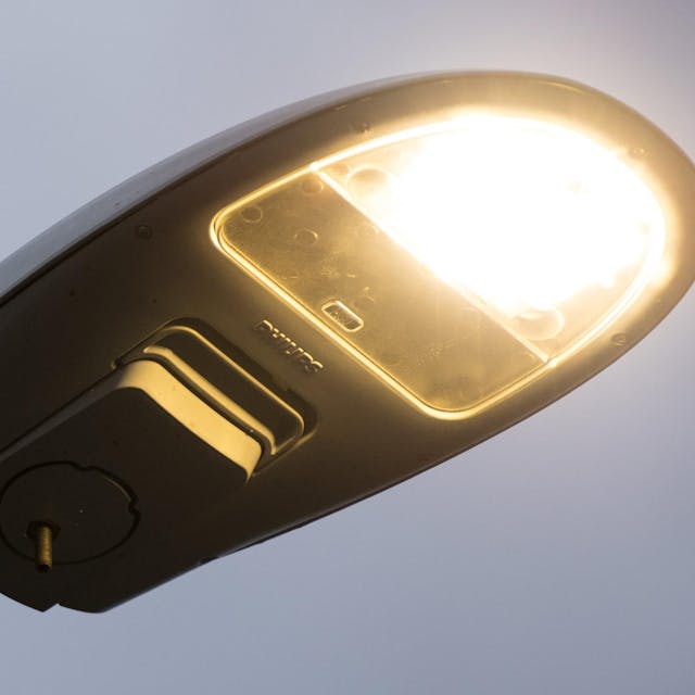 Eingeschaltete LED-Straßenlampe