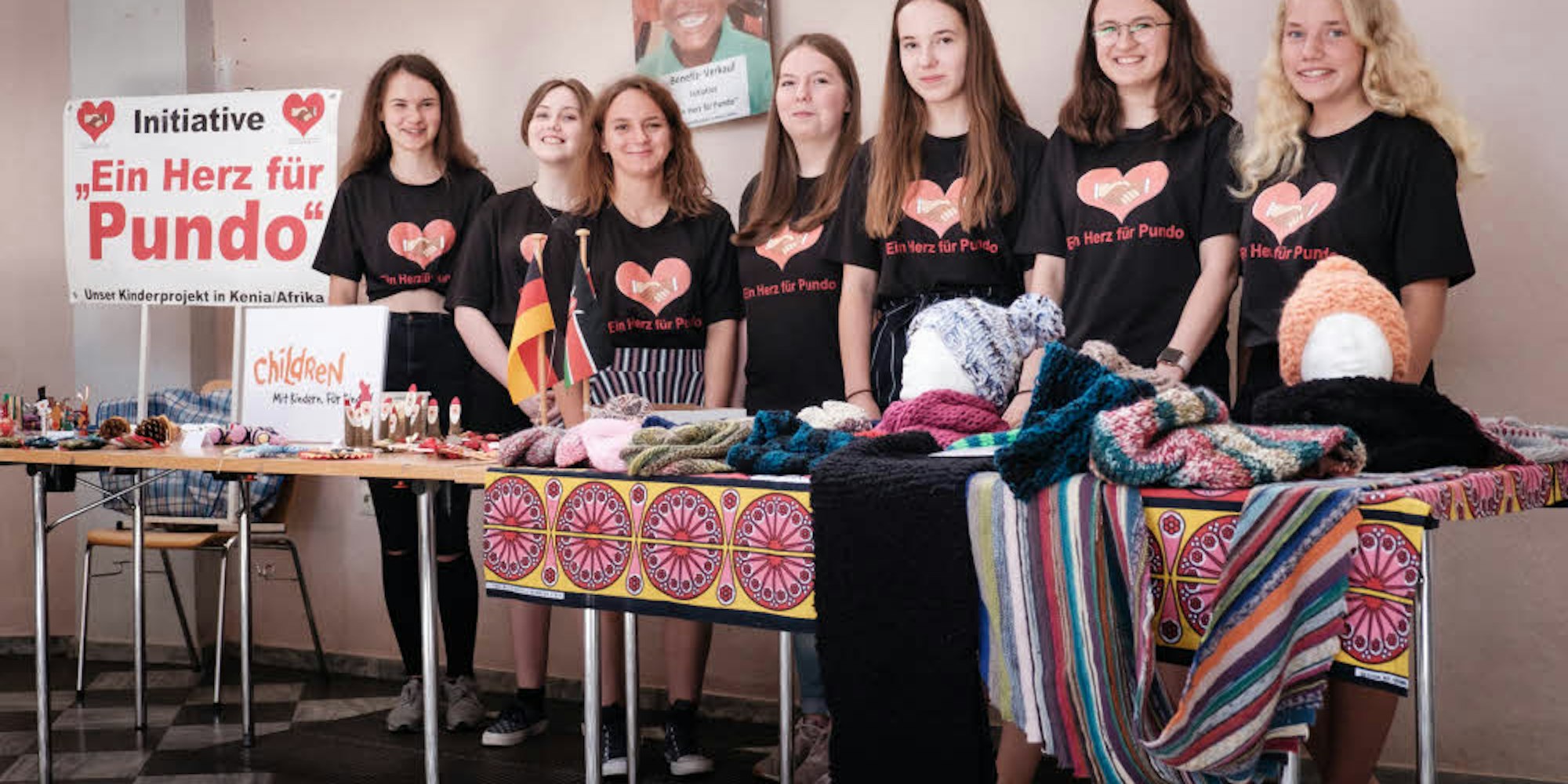 Glückwunsch! Die siebenköpfige Projektgruppe „Ein Herz für Pundo“ an der Ursulinenschule Hersel wurde in dem Wettbewerb „Jugend hilft“ der Initiative „CHILDREN“ ausgezeichnet.