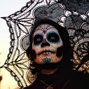 Mexikanische Totenpuppe Halloween salvador-altamiranounsplash