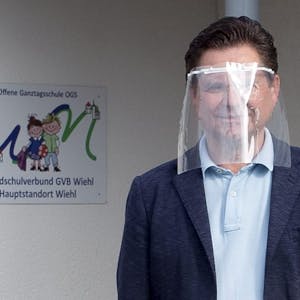 Schulbetrieb mit Visier: Ulrich Stücker und seine oberbergischen Amtskollegen bemühen sich mit großem Aufwand, die Infektionsschutzbestimmungen in ihren Kommunen umzusetzen.