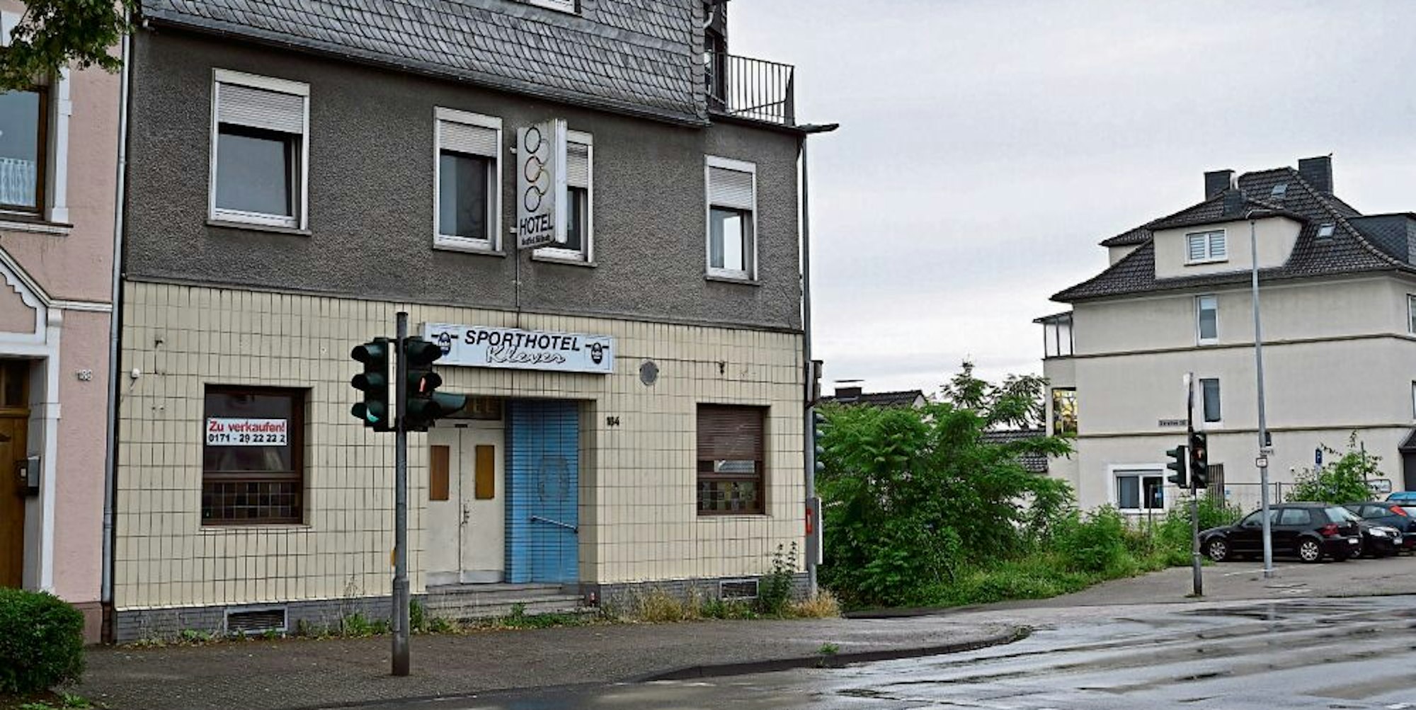Das ehemalige Sporthotel Klever in Gronau steht für 1,3 Millionen Euro zum Verkauf.