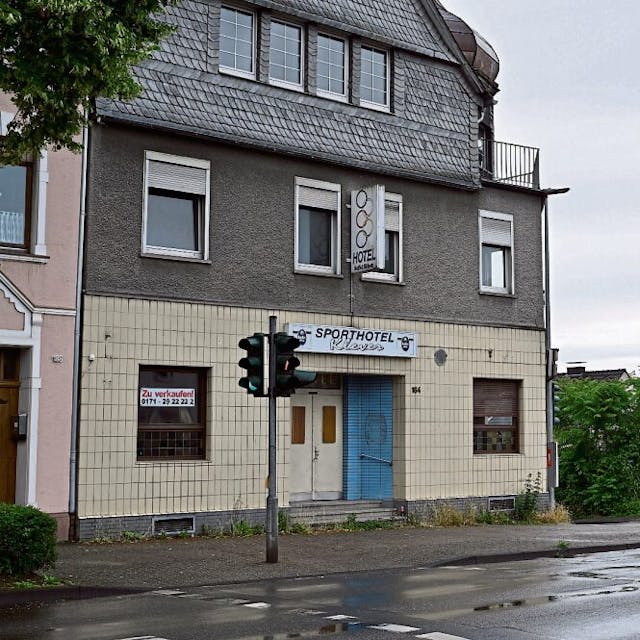 Das ehemalige Sporthotel Klever in Gronau steht für 1,3 Millionen Euro zum Verkauf.