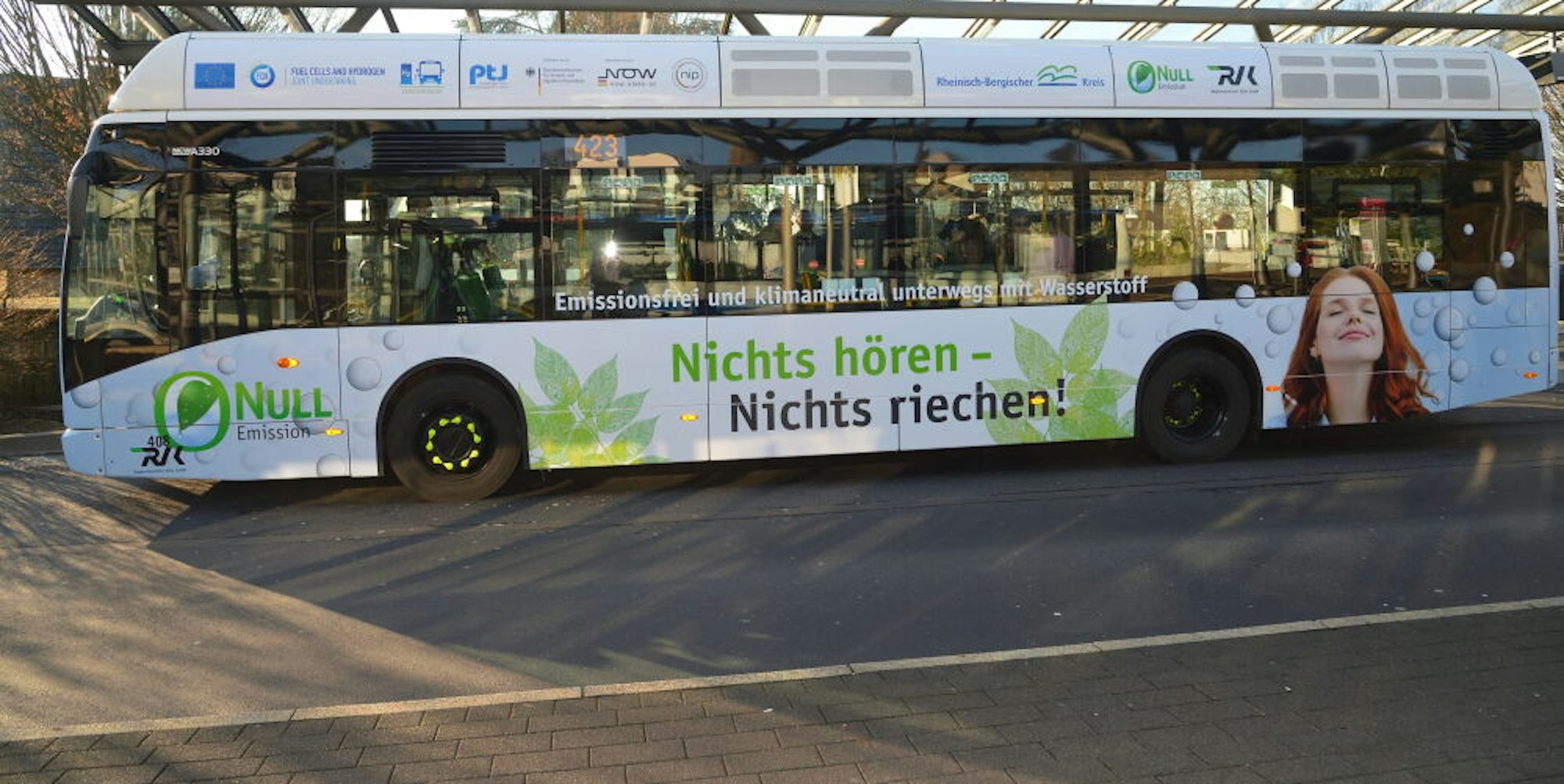 Mit Wasserstoff betriebene Busse sind klimaneutral im Straßenverkehr unterwegs.