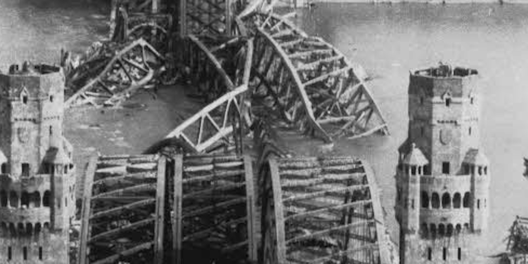 Die Hohenzollernbrücke nach ihrer Zerstörung. Das Bild wurde am 7. April 1945 aufgenommen.