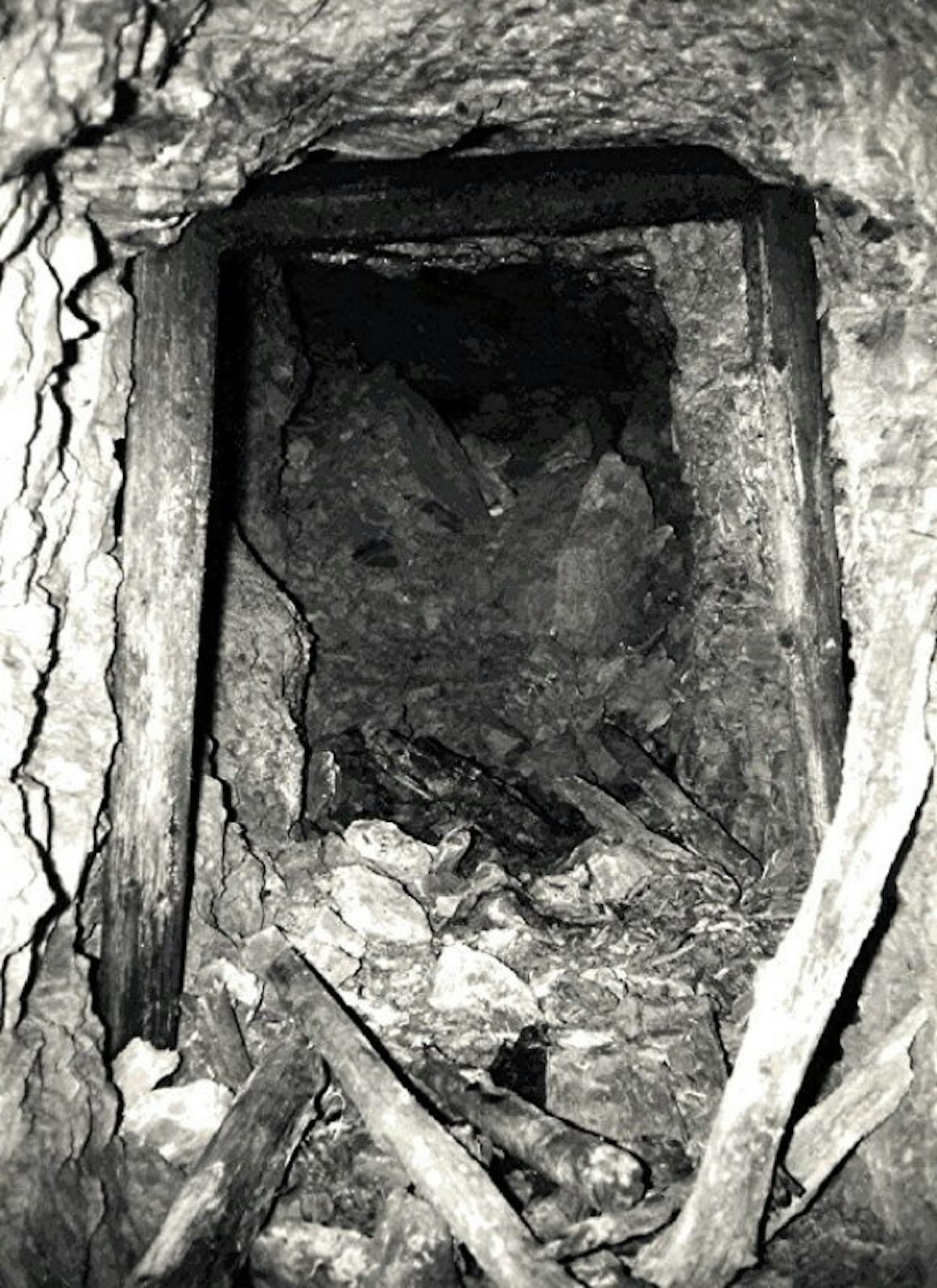 Die Stollen der Grube Ziethen wurden zum Luftschutz erweitert und mit Holzstempeln und Holzbalken gesichert.