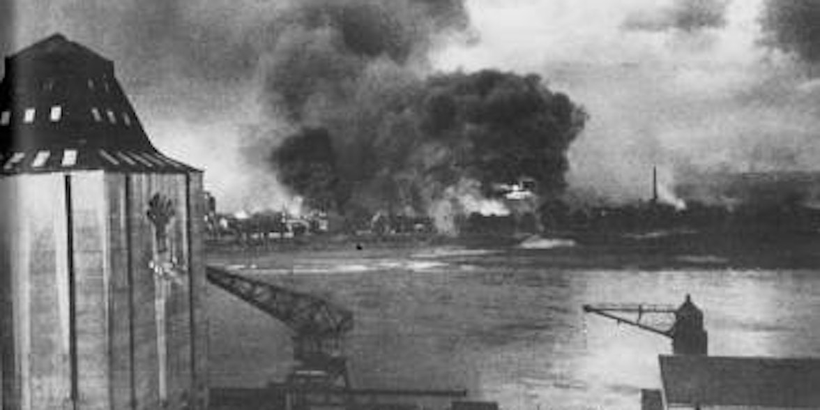 Der brennende Rheinauhafen. (Archivbild)