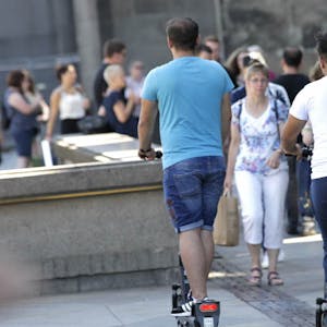 Oft auf falschen Wegen: E-Scooter-Fahrer im Kölner Stadtgebiet.