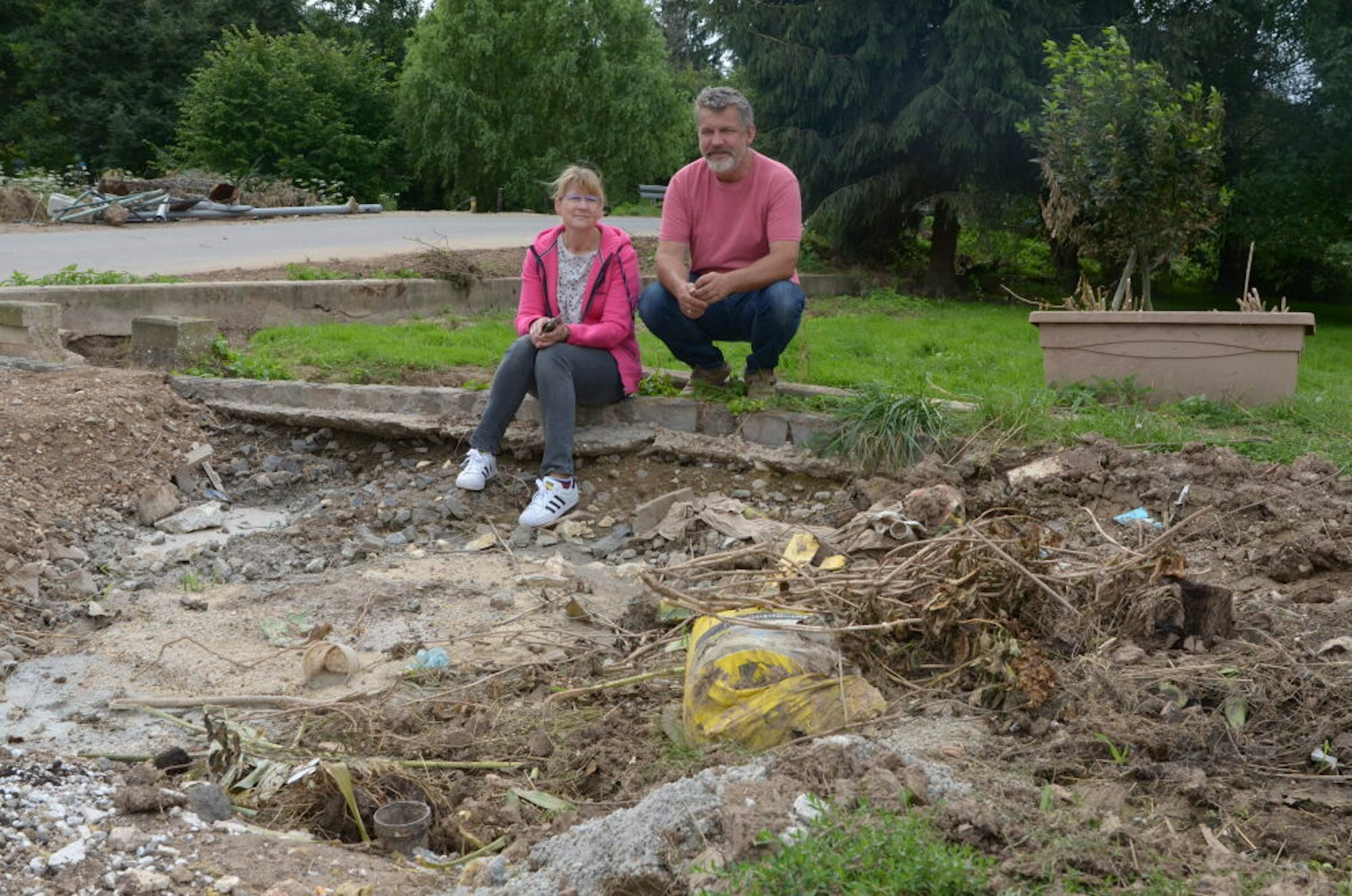 Auch die Grundstückszufahrt von Ellen und Jan Hoffmann ist zerstört. Sie rechnen mit einem Gesamtschaden von bis zu 100.000 Euro.