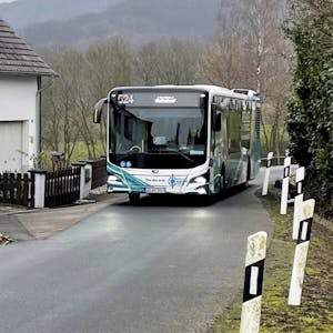 Auch die Buslinie 524 Hennef-Uckerath-Hennef ist von der Fahrplanänderung betroffen: Sie fährt in Zukunft nicht mehr über Edgoven, ihr neuer Endhaltepunkt in Uckerath ist der Alte Zoll.