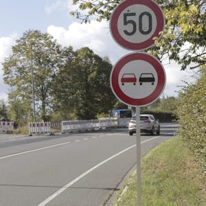 Da die Busbuchten auf der Bundesstraße 506 zwischen Laudenberg und Lamsfuß saniert werden, darf man dort zurzeit nur mit einer Geschwindigkeit von 50 Stundenkilometer fahren.
