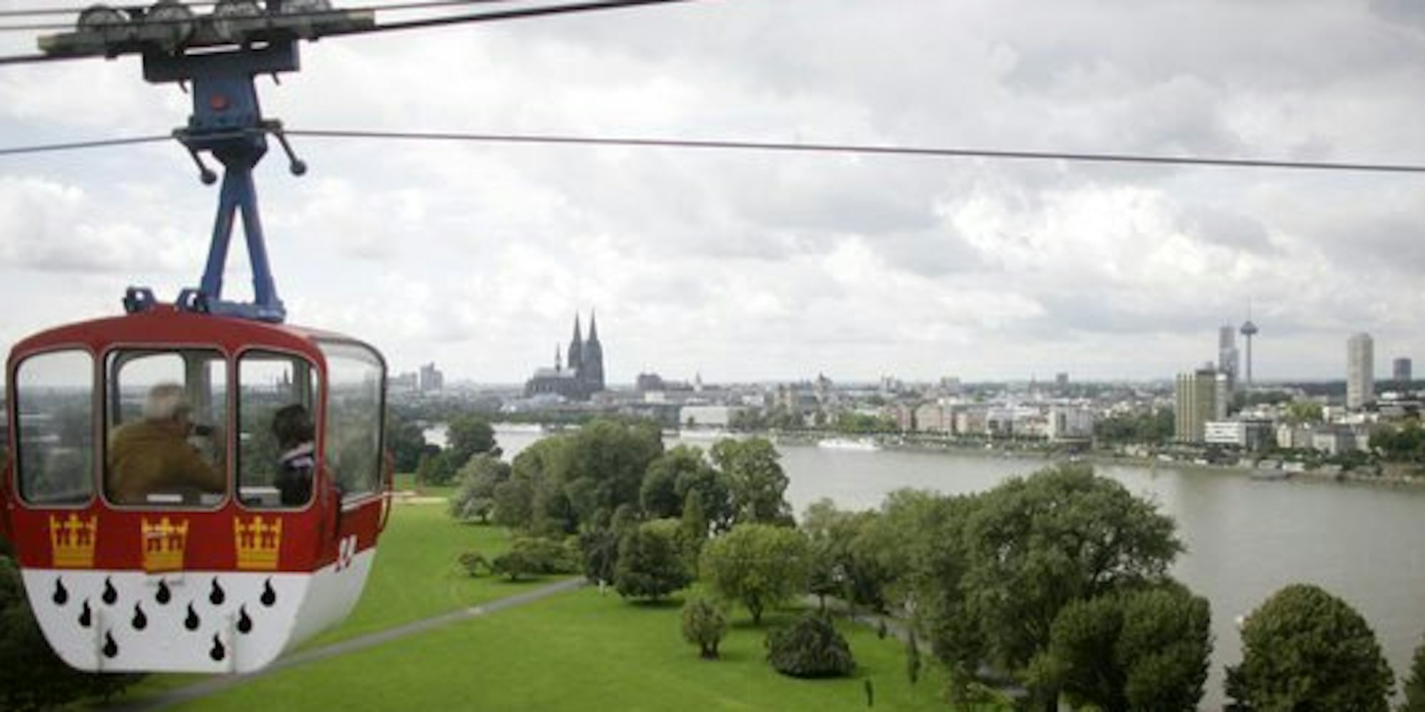 Eine Gondel der Kölner Rheinseilbahn mit dem Stadtwappen - aber warum ist es eigentlich rot-weiß?
