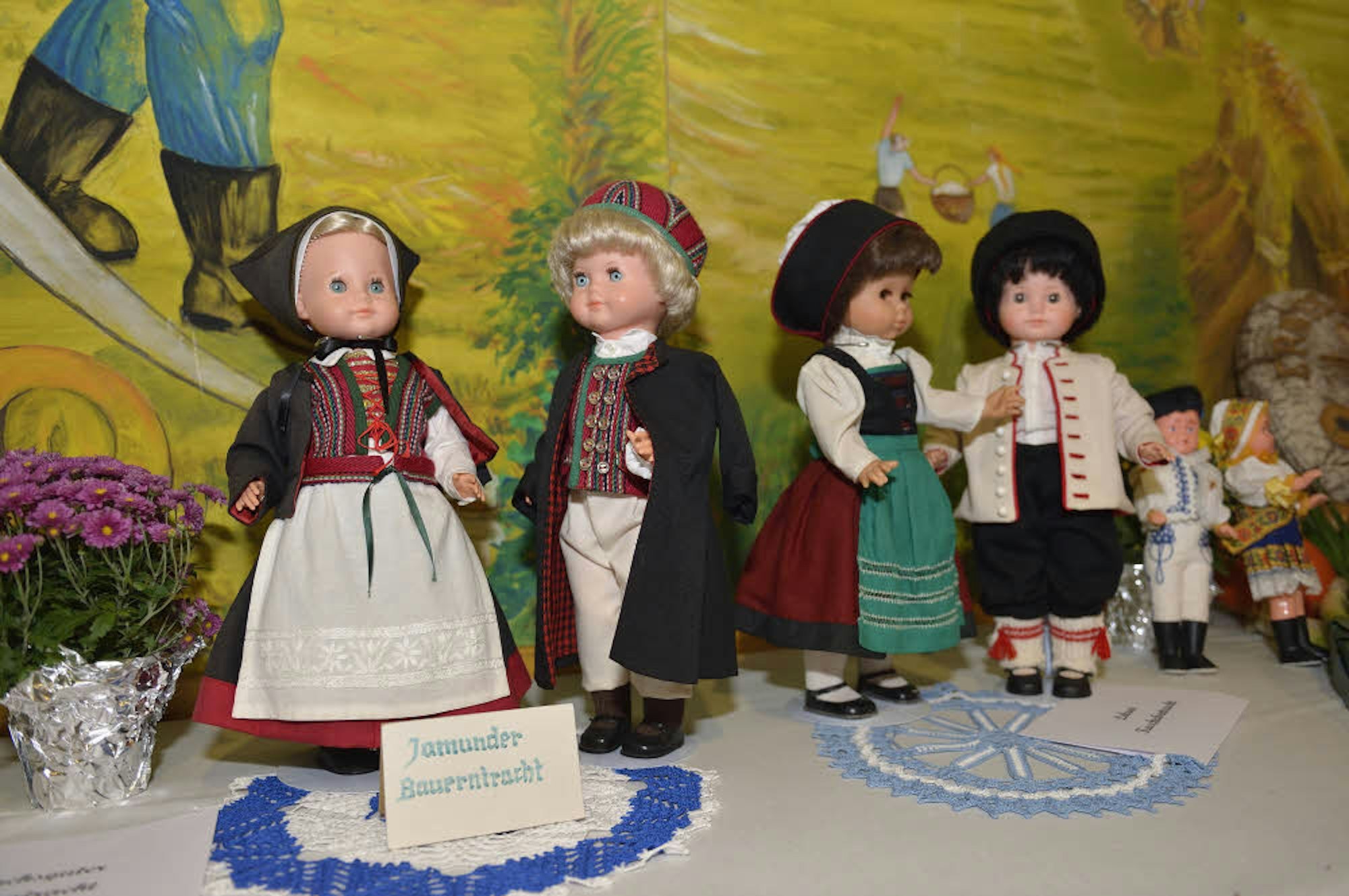 Eine Ausstellung von Puppen mit historischen Bauerntrachten aus Pommern ergänzte das Treffen.