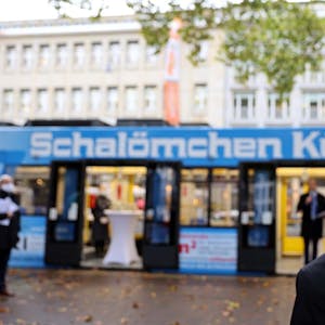 Präsentation am Neumarkt: Gemeinderabbiner Yechiel Brukner schaut sich die neue KVB-Stadtbahn gegen Antisemitismus an.