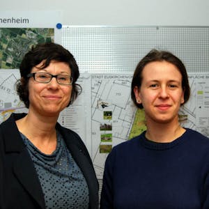 Als Ansprechpartnerinnen für die Kuchenheimer stehen Dr. Bettina Lelong (l.) und Eva Herschbach im Quartiersbüro bereit. Sie kümmern sich um alle Fragen der Ortserneuerung.