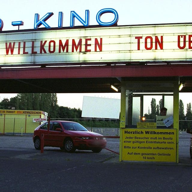 Der Eingang des Autokinos in Porz.