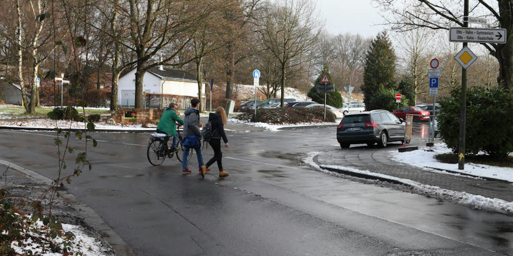 Eine gefährliche Situation: Fußgänger und Radfahrer überqueren die Saaler Straße in einer Kurve.