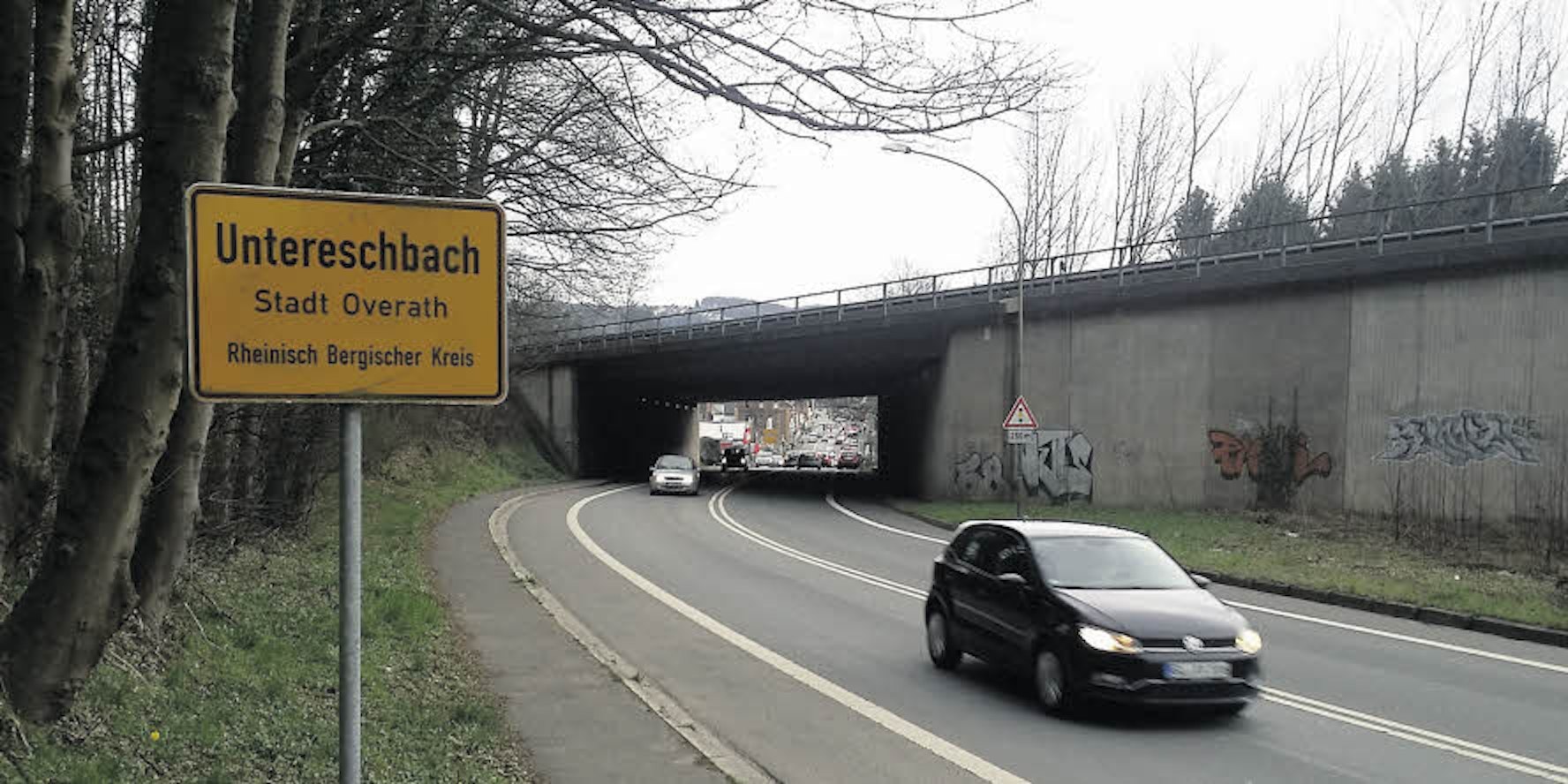 Die Autobahnbrücke führt über die Landstraße von Bensberg nach Overath.