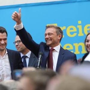 Wahlgewinner in Düsseldorf: Christian Lindner feiert mit seinen Parteifreunden.