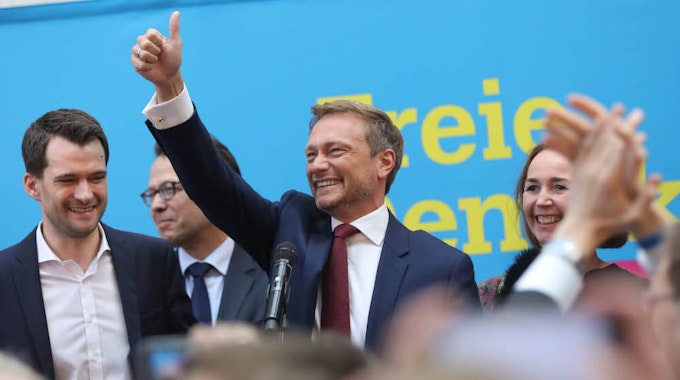 Wahlgewinner in Düsseldorf: Christian Lindner feiert mit seinen Parteifreunden.