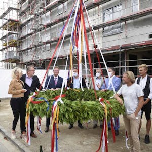 Die EGK-Geschäftsführer feierten mit Vertretern von Rat und Verwaltung sowie mit den Baufirmen das Richtfest der „Sindorfer Höfe".