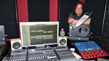 Uwe Baltrusch in seinem Musikstudio, in dem er viele Hits produziert hat.