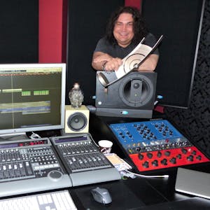 Uwe Baltrusch in seinem Musikstudio, in dem er viele Hits produziert hat.