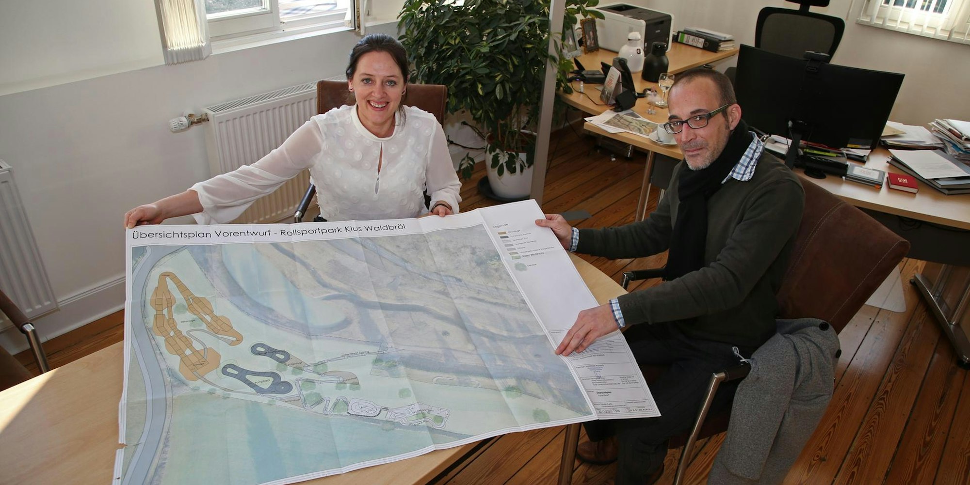 Larissa Weber (Bürgermeisterin Waldbröl, links) zum Bau des Rollsportparks an der Klus.