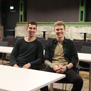 Tobias Schröter (l.) und Malte Meinhardt kommen noch gerne in die Schwalbe-Arena, sei es zum VfL-Spiel oder zum Interview.