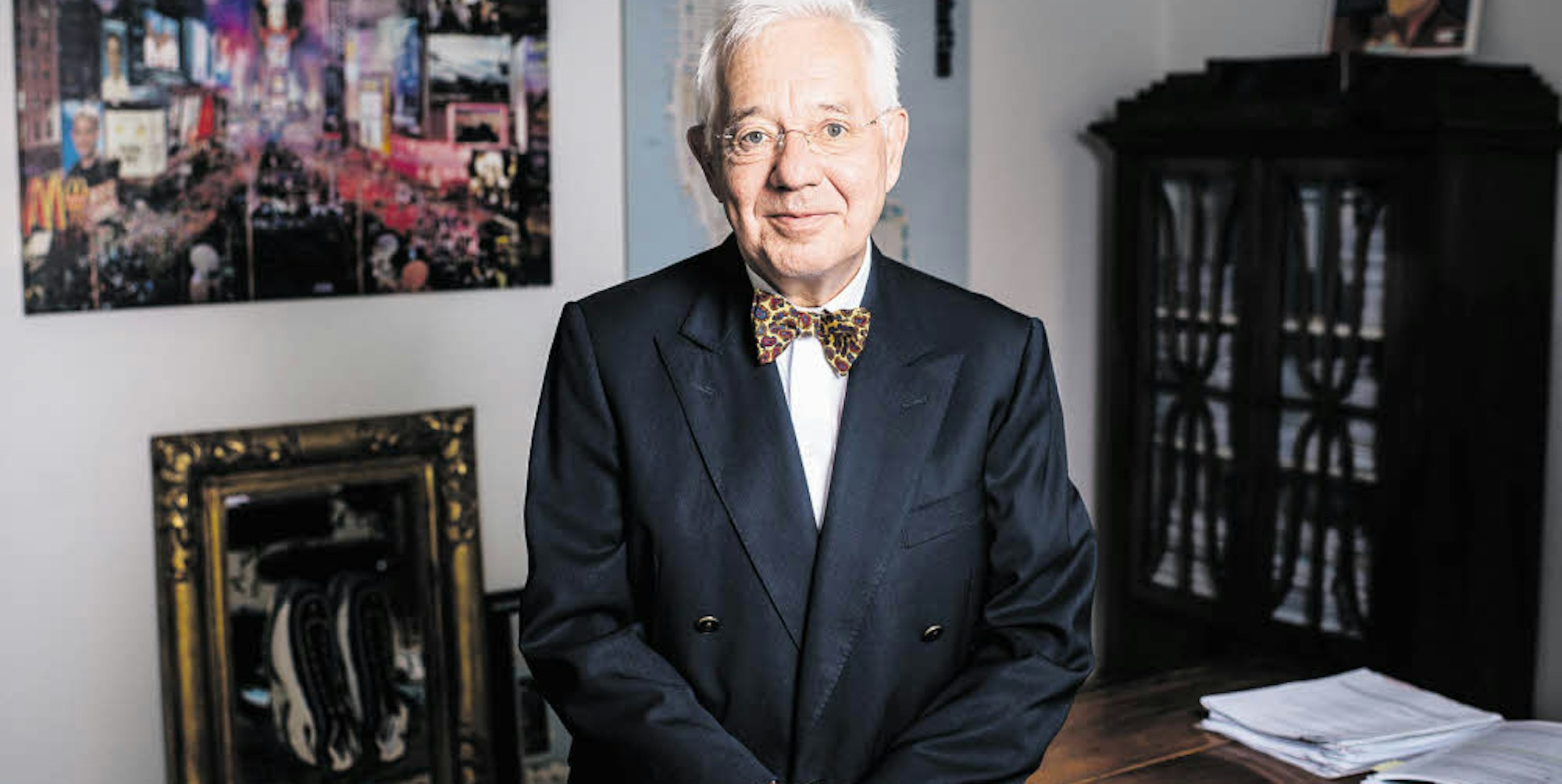 Mann mit Markenzeichen: Der Kölner Christoph Kahl, 64, trägt Fliege in seinem Büro in Marienburg.