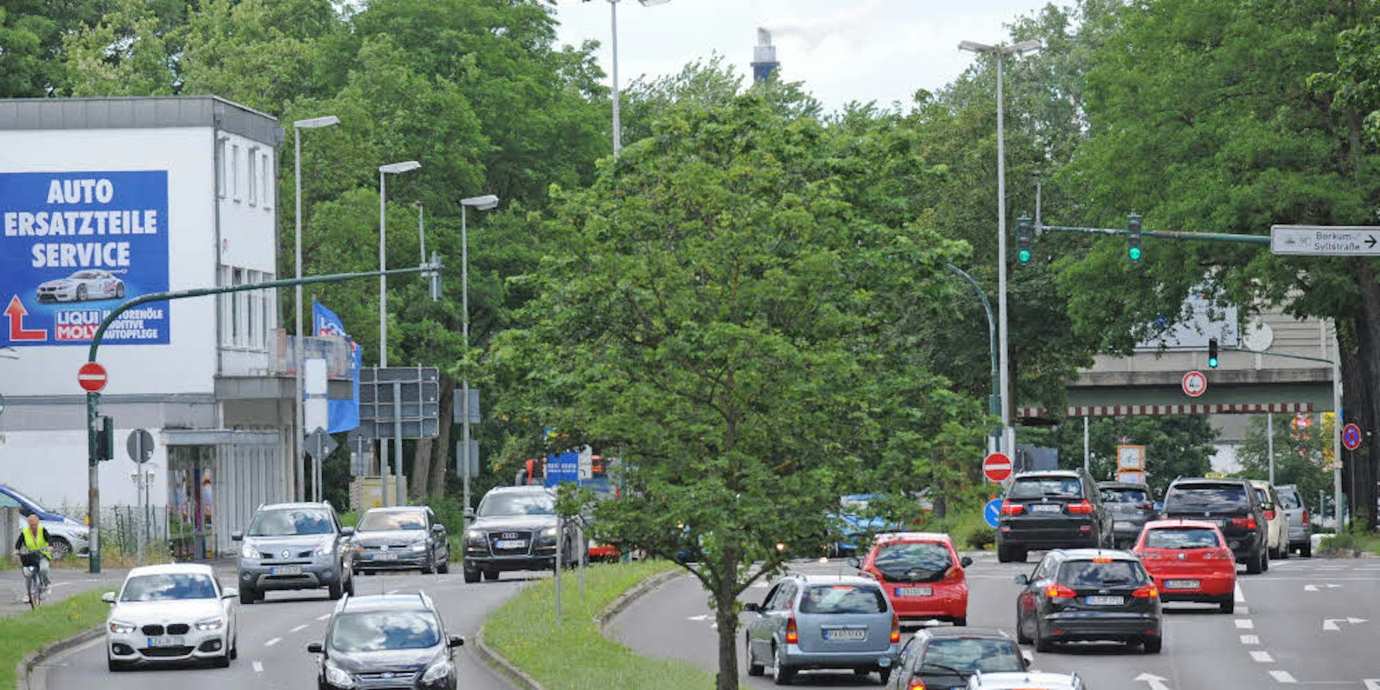 Die Gustav-Heinemann-Straße: Eine Umweltzone würde für Leverkusens Luft nicht viel bringen.