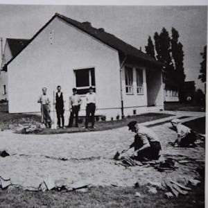 Unter anderem bei Pflasterarbeiten packten die Gemeindemitglieder 1960 kräftig mit an.