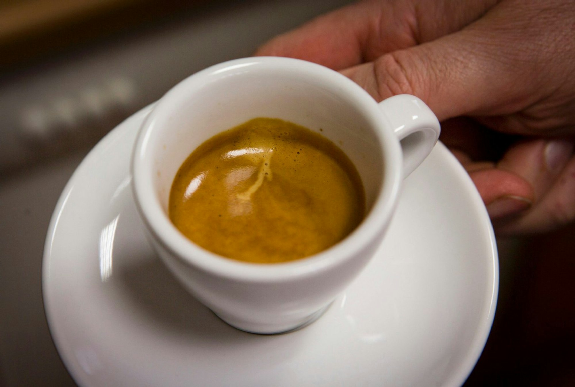 Gegen Kopfschmerzen hilft Espresso mit einer halben ausgepressten Zitrone.