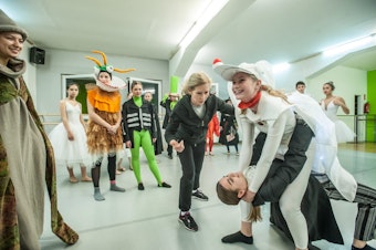 Tanzschul-Leiterin Trixi Schüttler probt mit ihren Kolleginnen und dem Ensemble seit Ende der Sommerferien für die große Aufführung.