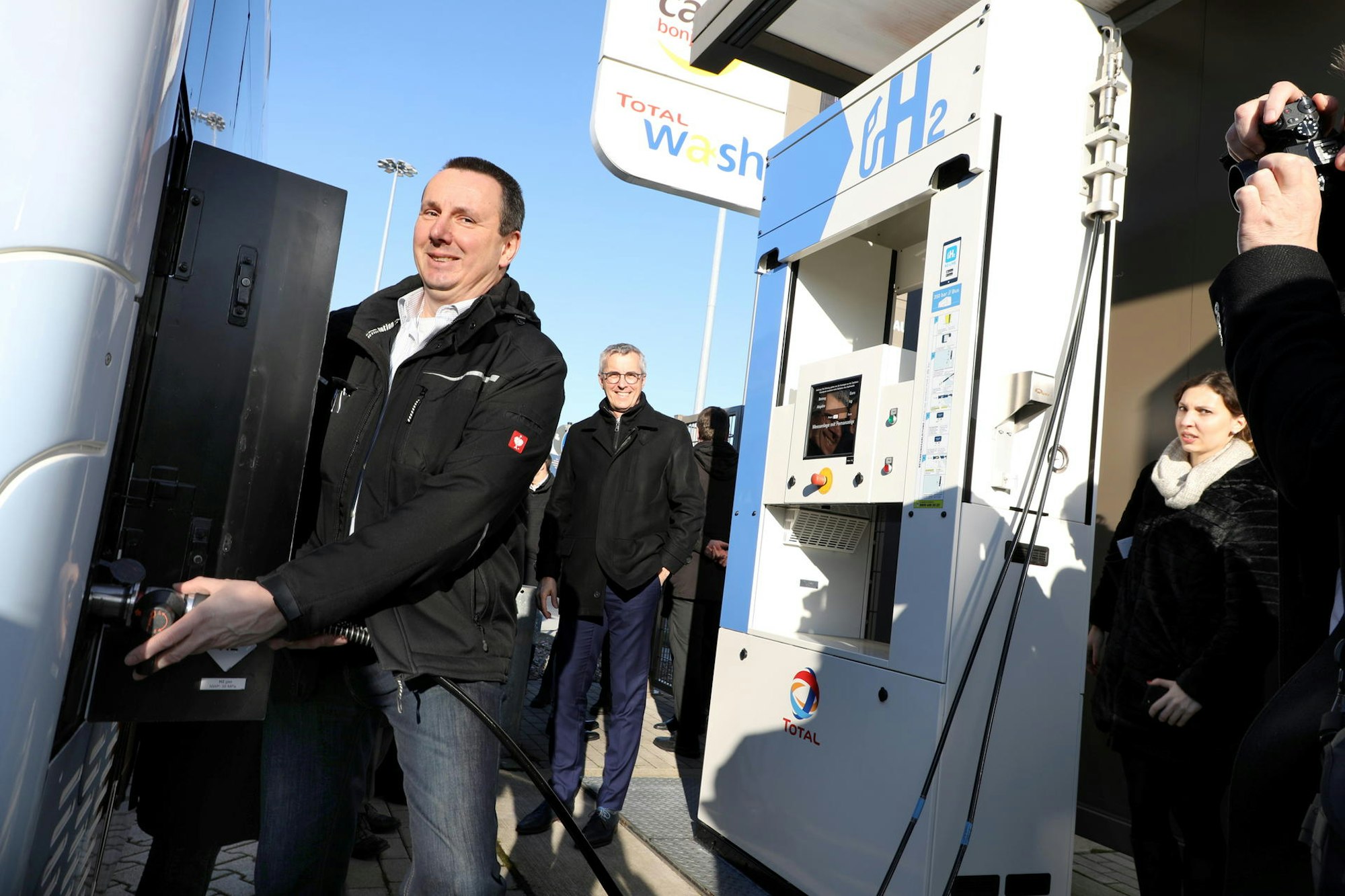 Innerhalb von zehn Minuten hat RVK-Disponent Günter Henn den neuen Brennstoffzellen-Hybridbus an der öffentlichen Tankstelle am Flughafen Köln/Bonn aufgetankt.