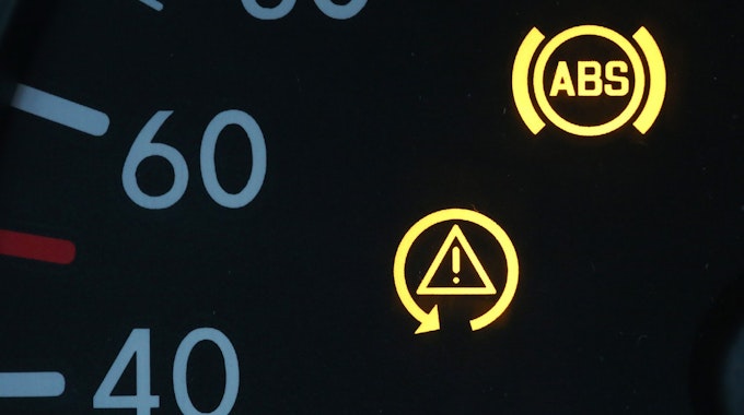 Die Warnanzeigen des Antiblockiersystems (ABS) und des Elektronischen Stabilitätsprogramms (ESP) leuchten, wenn der Zündschlüssel umgelegt wird. Leuchten sie auch während der Fahrt, sollten Autobesitzer lieber in die Werkstatt fahren.