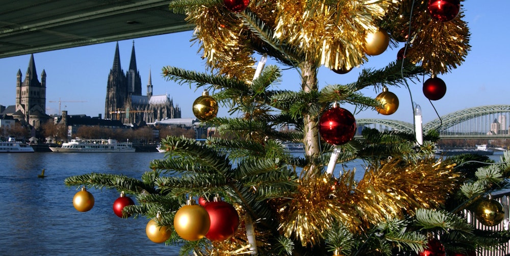 Weihnactsbaum_am_Rheinufer_Köln