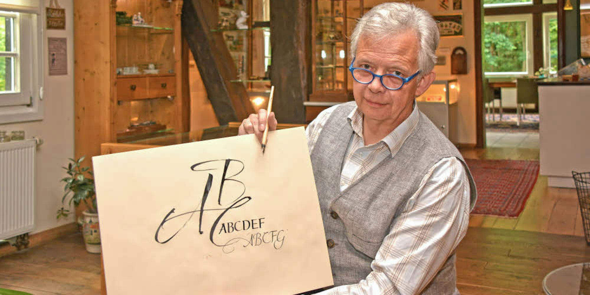 Vom Sammler zum Kalligraphen geworden ist Martin Heickmann. Er rührt sogar seine Tinte selbst an.