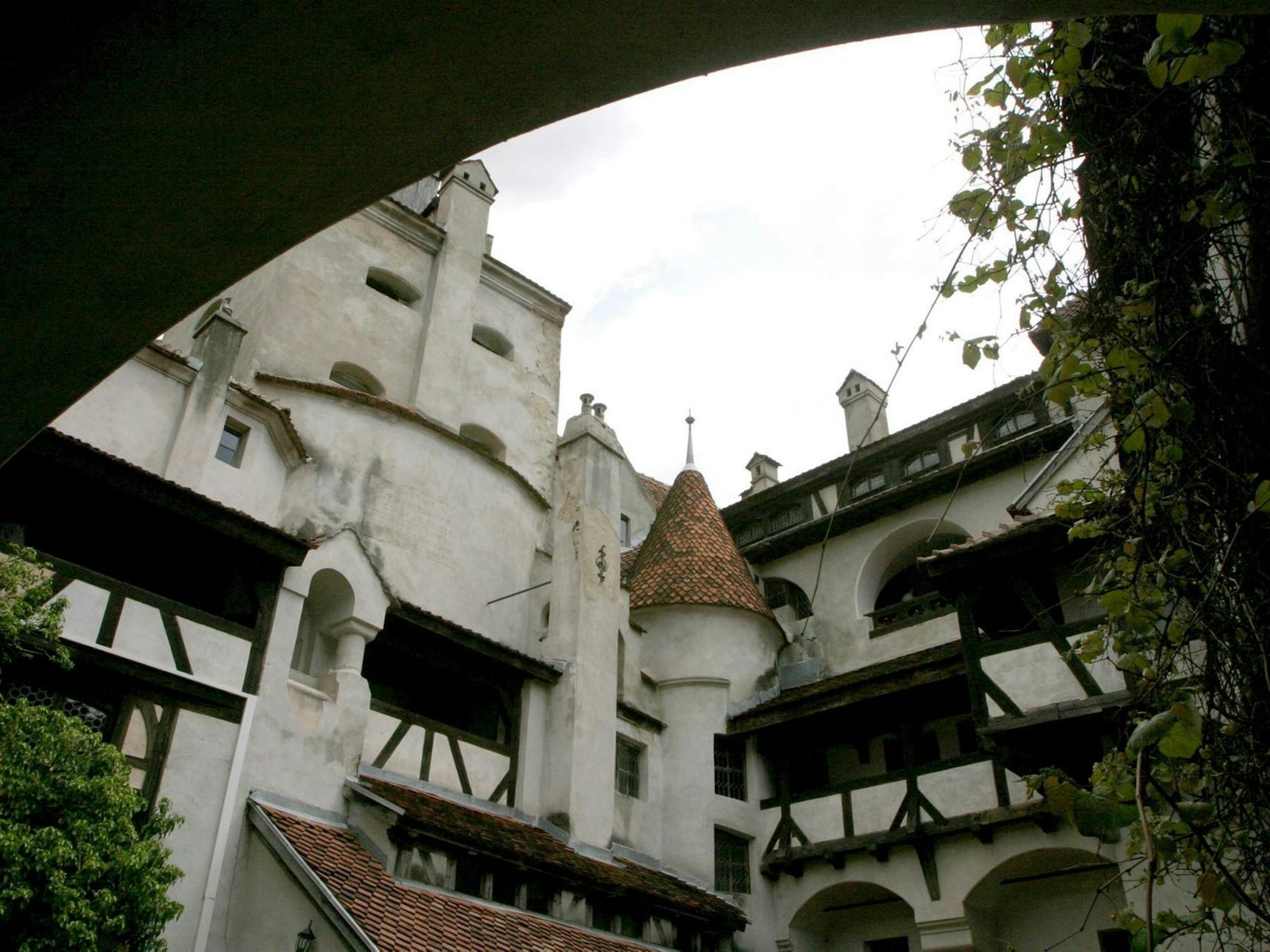 Der Innenhof von Schloss Bran –  heute ein beliebtes Ziel für „Vampirtouristen“.