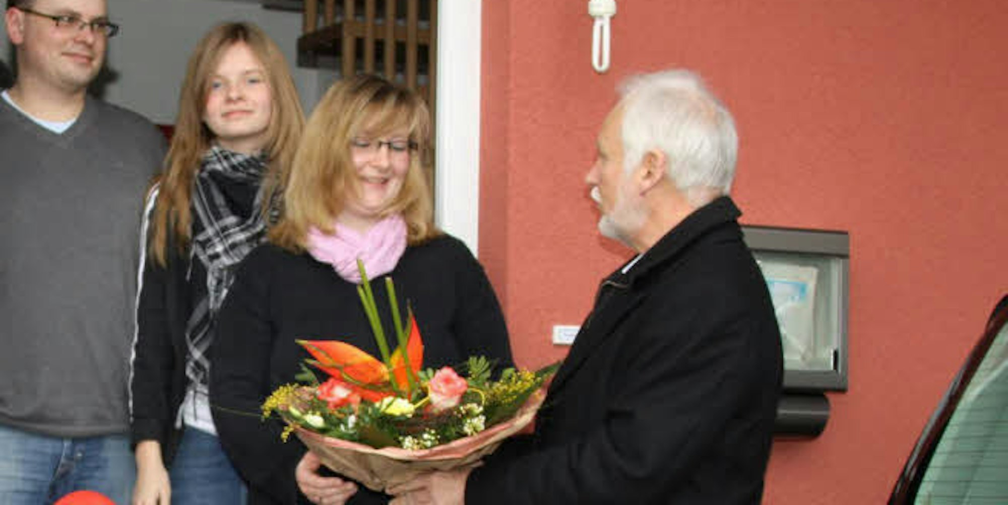 Blumen für die neuen Hausherren. Werner Hütt begrüßte 2012 Familie Froitzheim in ihrem neuen Eigenheim im Neubaugebiet Lindlar-West. Hütt ist auch Geschäftsführer der „Wohnen am Schlosspark GmbH“, eine 50-prozentige Gemeindetochter.