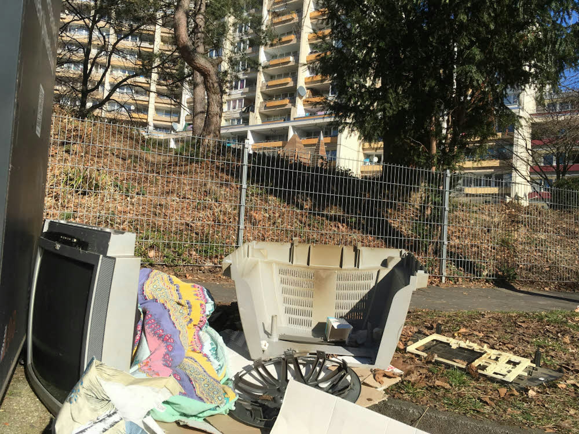 Wilder Müll an der Brüsseler Straße, dahinter ein gepflegter Spielplatz – das sind die Gegensätze im Veedel.